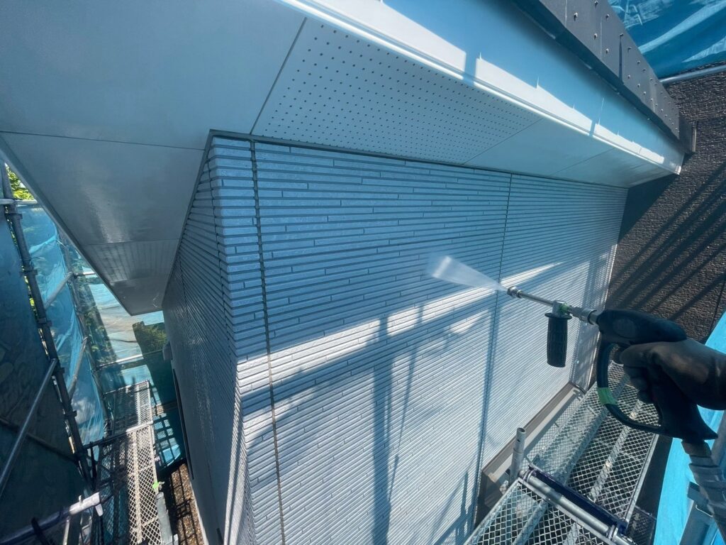 外壁：高圧洗浄<br />
表面の汚れをしっかりと落としました。