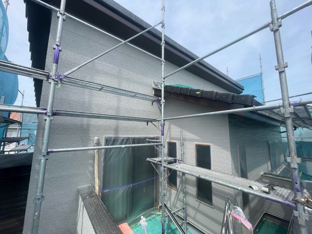 【外壁①】外壁中塗り<br />
（完了）<br />
（25-65A、バーチグレー色）