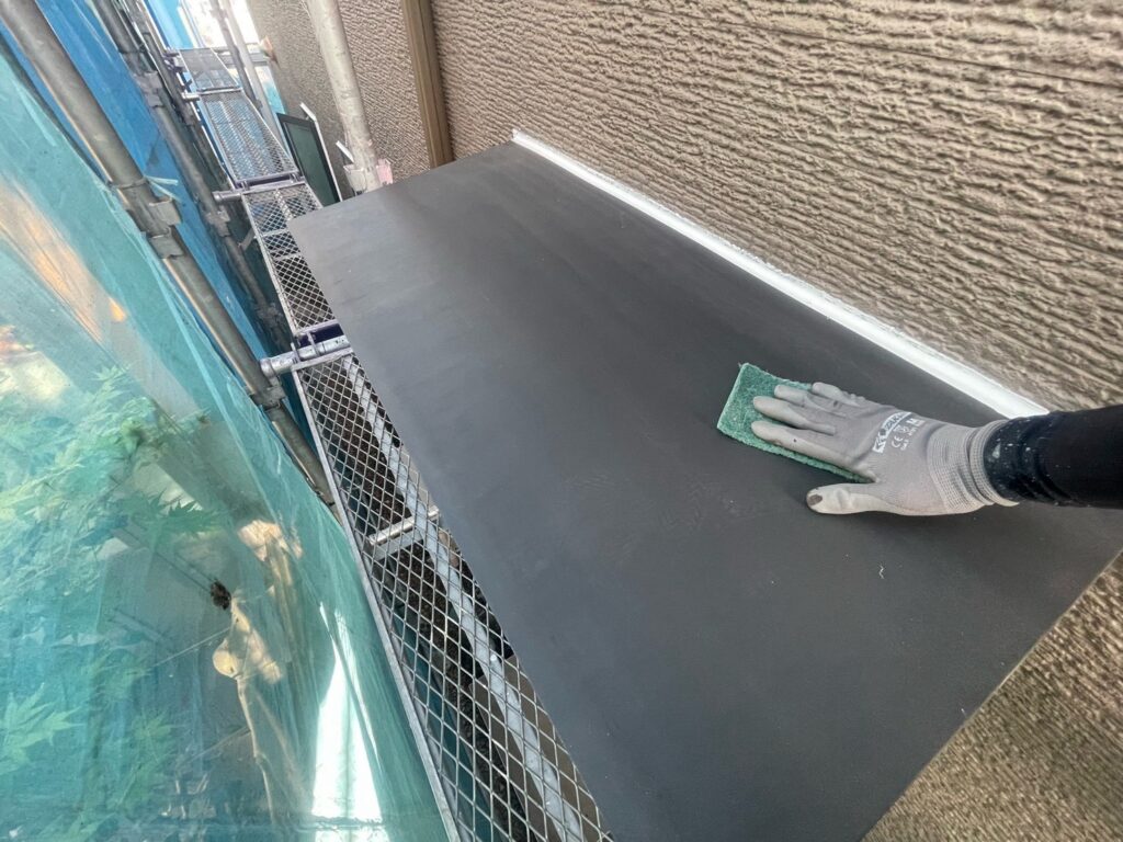 霧除けケレン<br />
（ケレンとは、塗料との密着を良くするために、専用の道具にて細かい傷をつける下地調整です。）