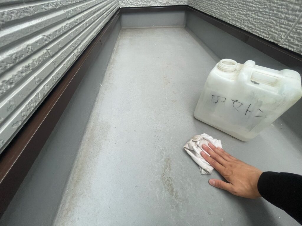 ベランダ（FRP）：アセトン拭き<br />
（油分を取るためにアセトン拭きを行いました。とても重要な工程です。）