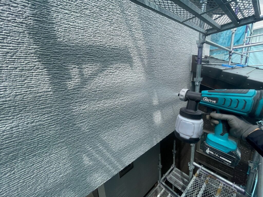 光触媒トップコーティング施工<br />
（無事に完了検査も完了し、最後の仕上げのトップコーティングです。）