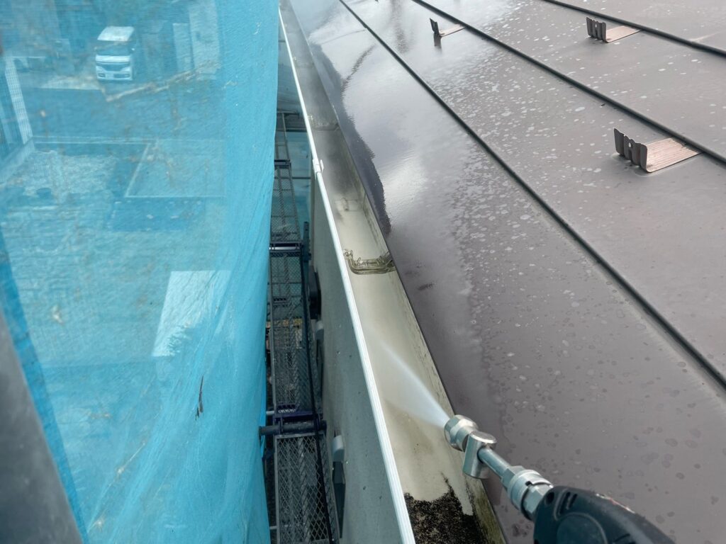 雨どい中：高圧洗浄<br />
溜まった汚れをしっかりと洗いました。