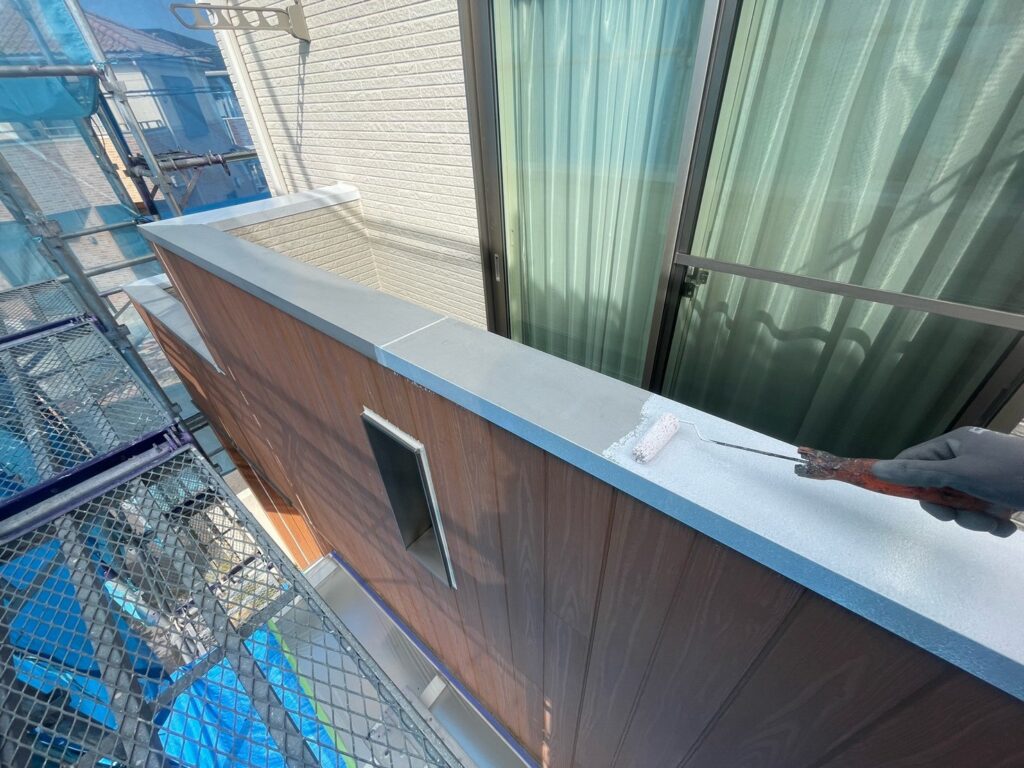 ベランダ笠木：下塗り<br />
既存の素材がガルバリウム鋼板のため、専用の下塗りを塗りました。