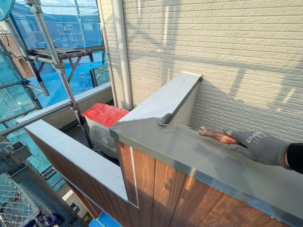 ベランダ笠木：中塗り