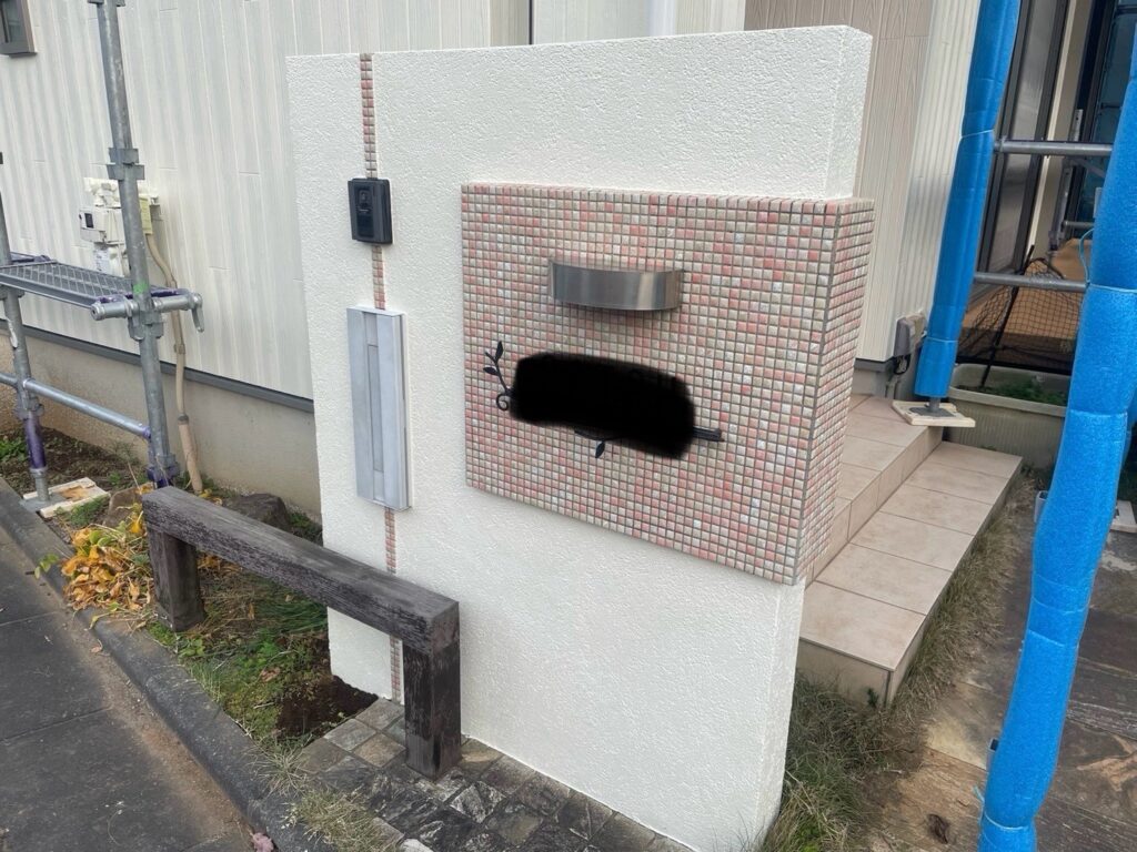 コケやカビで汚れていた塀も、汚れをしっかりと落として塗装し新築時のような綺麗な仕上がりになりました(^▽^)/