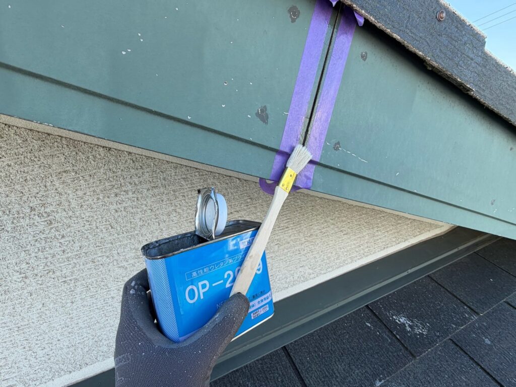 破風板繋ぎ目：プライマー塗布<br />
（外壁とコーキングを密着させる為の接着剤です。とても重要な工程です。）