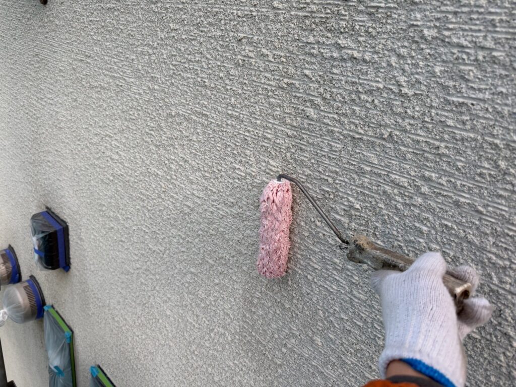 外壁下塗り1回目<br />
（透明色）