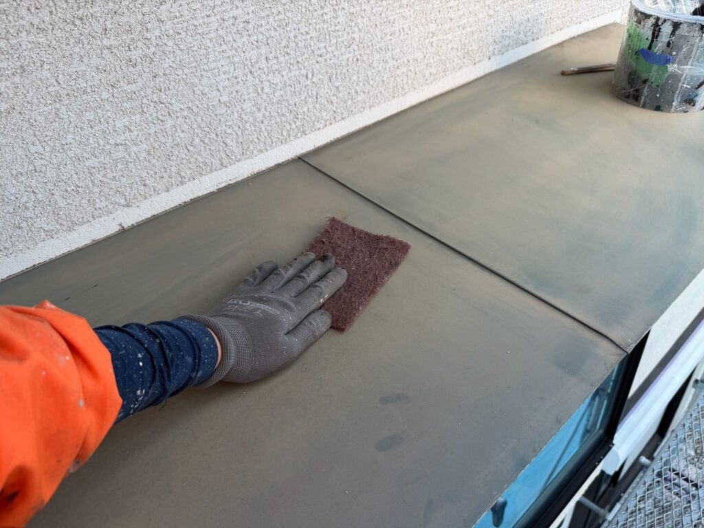 霧除けケレン<br />
（ケレンとは、塗料との密着を良くするために、専用の道具にて細かい傷をつける下地調整です。）