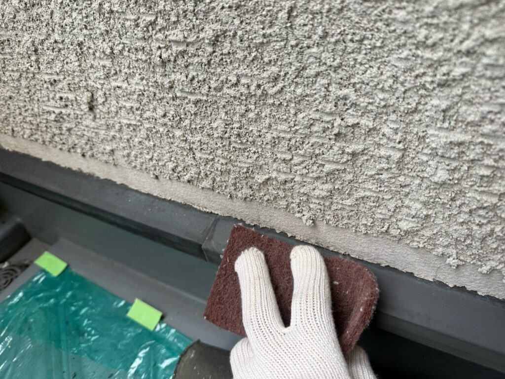 水切りケレン<br />
（ケレンとは、塗料との密着を良くするために、専用の道具にて細かい傷をつける下地調整です。）<br />
<br />
