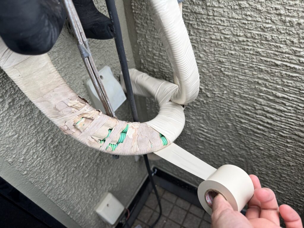 エアコンホース巻き<br />
（弊社では、サービスでボロボロのエアコンホースの巻き直しを行っております。）