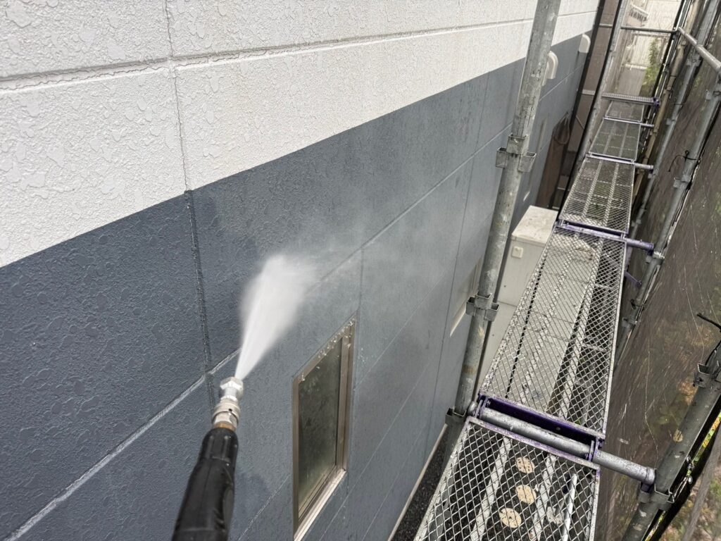 外壁：高圧洗浄<br />
（表面のコケやカビをしっかりと落としました。）