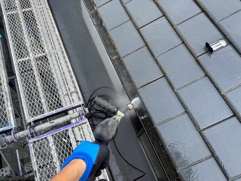 雨どい中：高圧洗浄<br />
コケやカビをしっかり落としました。