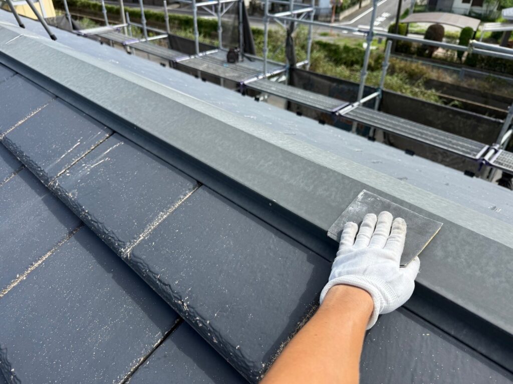 棟板金：ケレン<br />
（ケレンとは、塗料との密着を良くするために、専用の道具で細かい傷をつける下地調整です。）