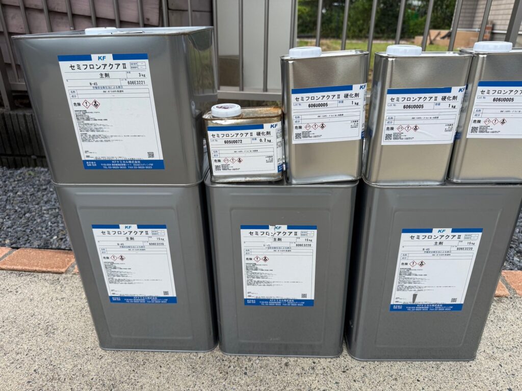 使用材料<br />
←外壁上塗り材料<br />
（水性２液4Fフッ素塗料）
