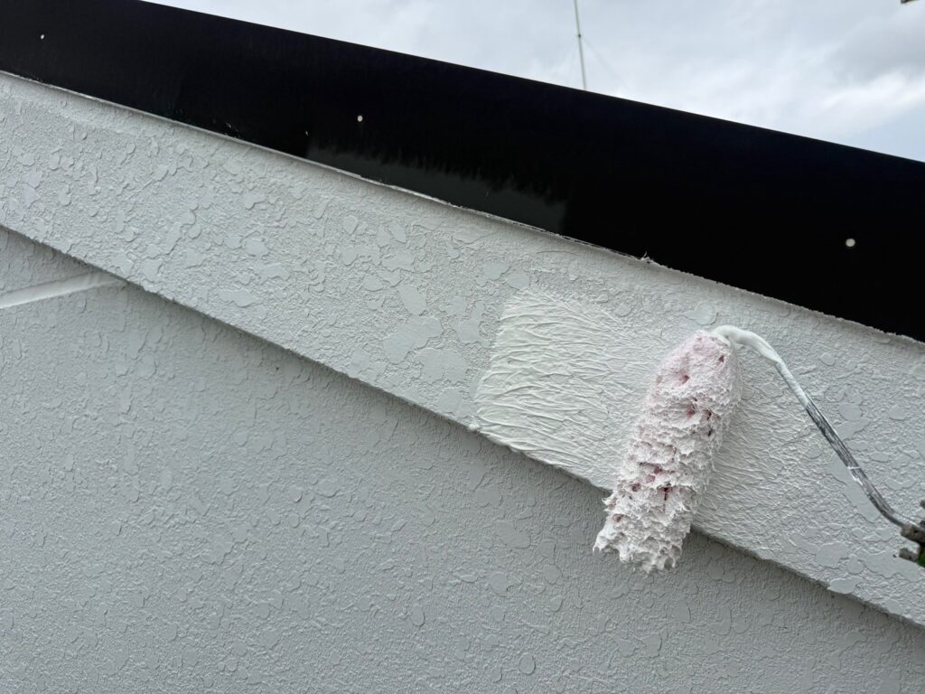 破風板：下塗り<br />
（通常は2回塗りが多いいですが、弊社は痛みやすい個所は強化シーラーを塗り、より耐久性を強くしています。）