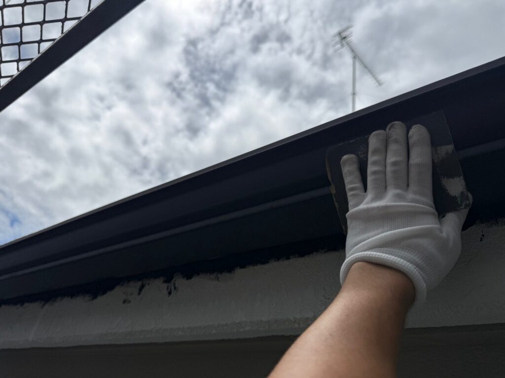 雨樋・鼻隠し：ケレン<br />
（ケレンとは、塗料との密着を良くするために、専用の道具で細かい傷をつける下地調整です。）