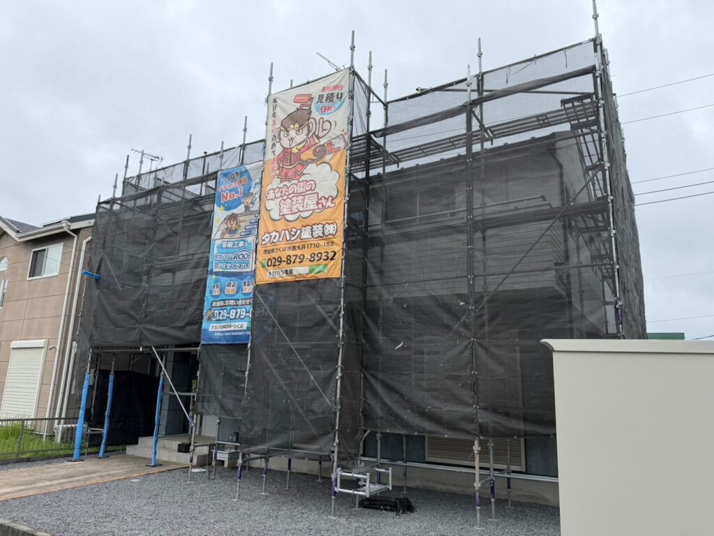 足場組立<br />
（塗料が飛散しないようにメッシュシートをしっかりと貼りました。）