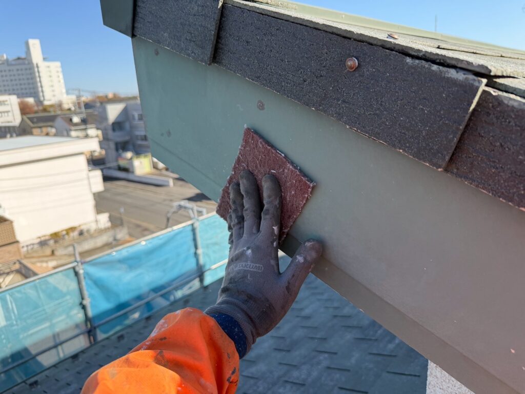 破風板ケレン<br />
（ケレンとは、塗料との密着を良くするために、専用の道具にて細かい傷をつける下地調整です。）