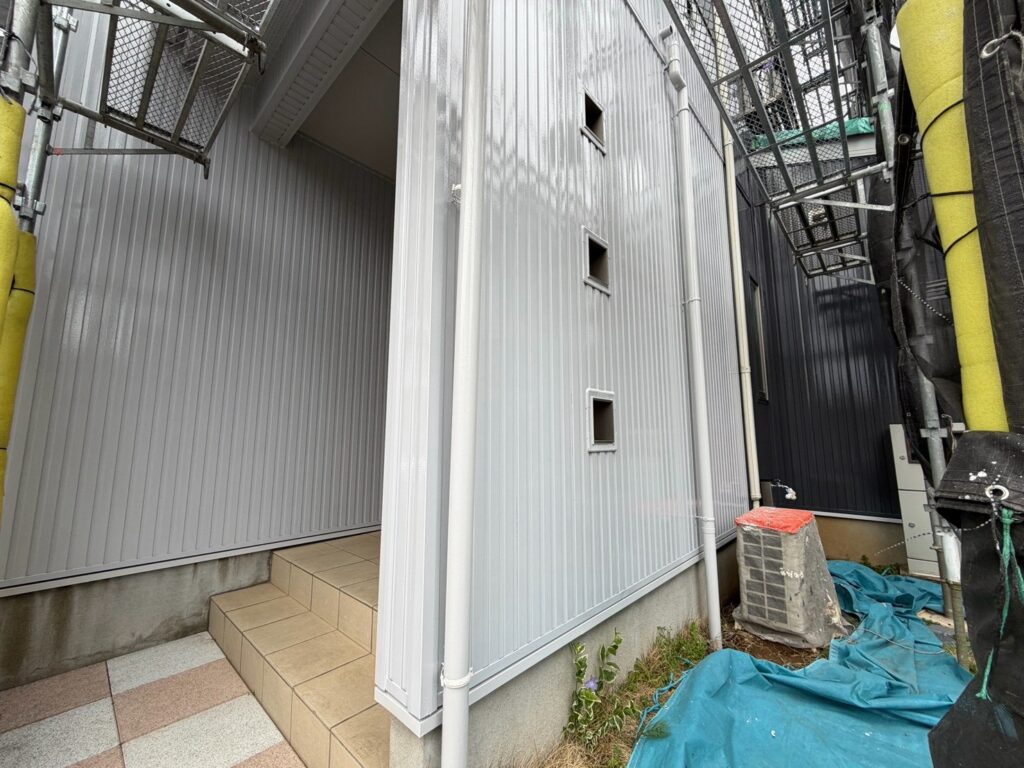 【薄いグレー】外壁：中塗り　※完了<br />
（75‐75A、クールグレー）
