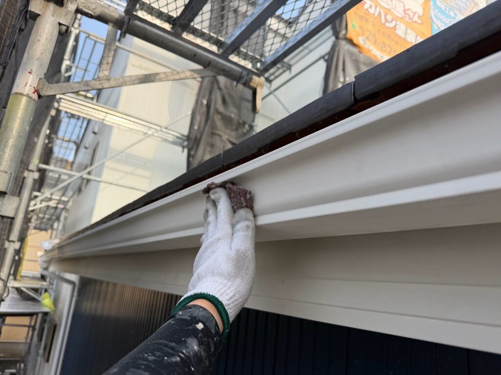 雨どい：ケレン<br />
（ケレンとは、塗料との密着を良くするために、専用の道具にて細かい傷をつける下地調整です。）