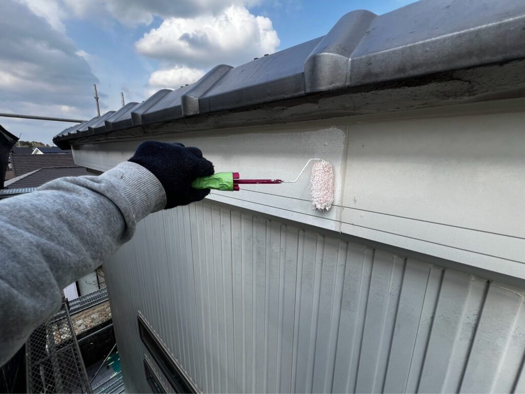 破風板：下塗り<br />
破風板は痛みやすい個所のため専用の強化シーラーを塗りました。