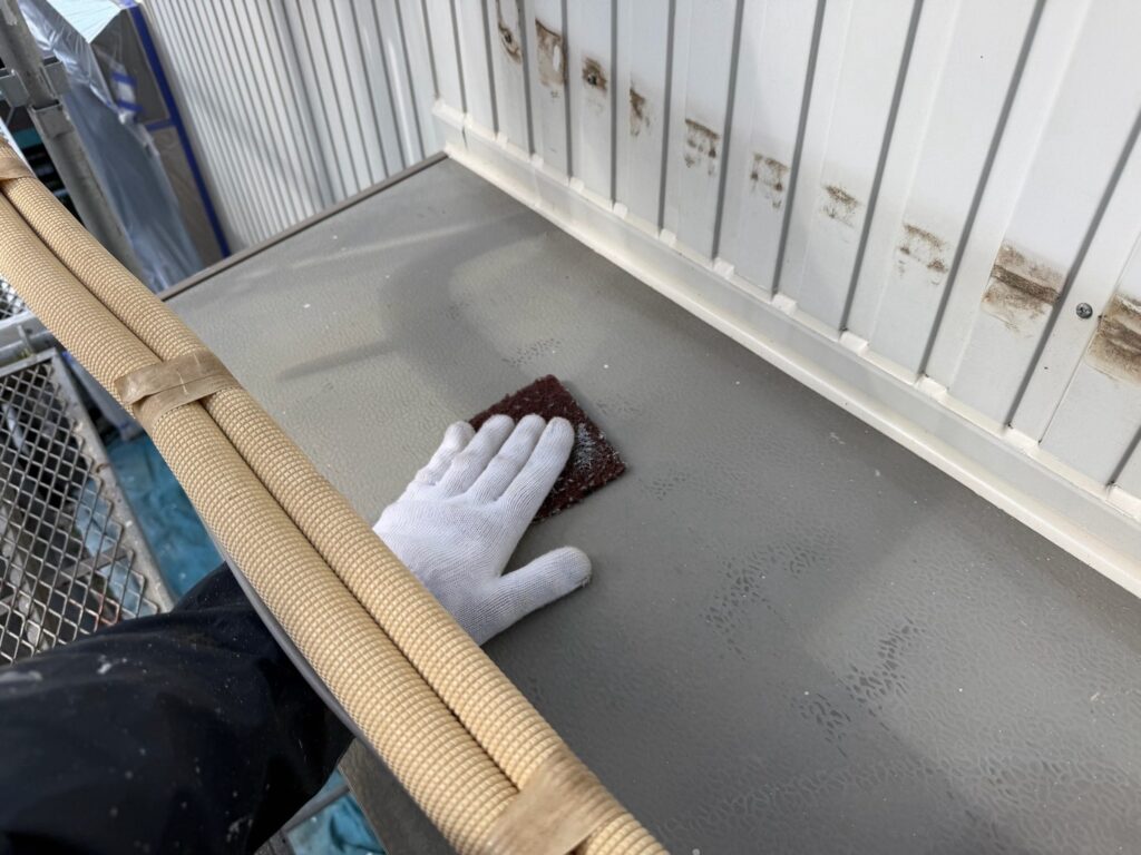 霧除け：ケレン<br />
（ケレンとは、塗料との密着を良くするために、専用の道具にて細かい傷をつける下地調整です。）